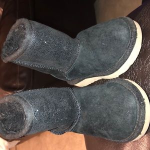 Toddler size 7 Black uggs